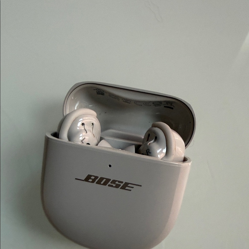 Bose White Wireless Earbuds with Blue Case - Picture 2 of 6